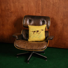 Load image into Gallery viewer, Pointer Chain Stitched Pillow