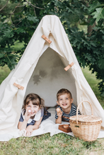 Load image into Gallery viewer, Picnic Basket